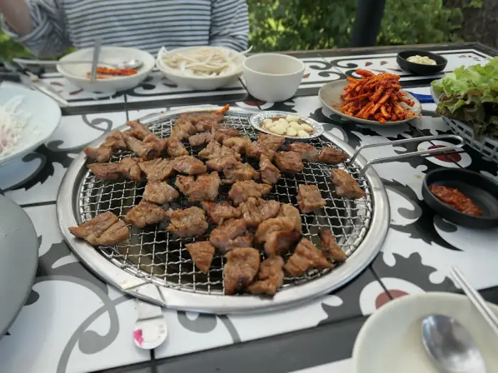 다 익은 고기가 푸짐하게 담겨 있는 불판