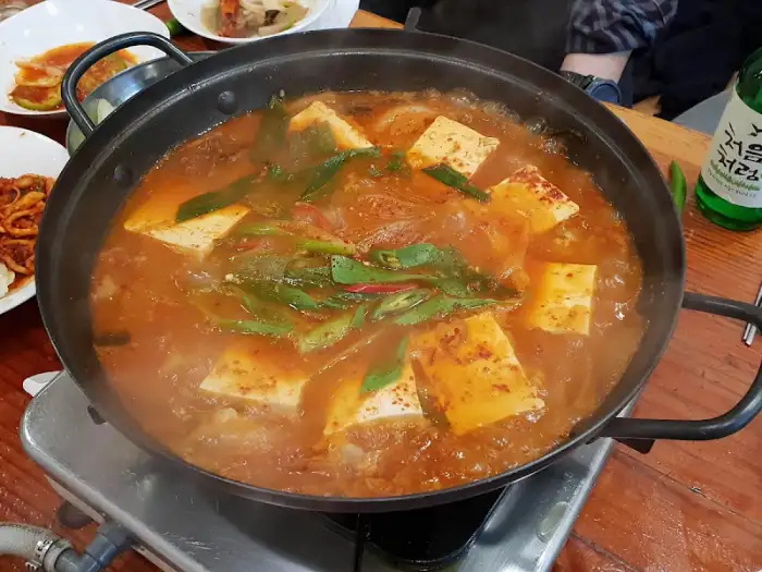 김치찌개 혹은 매운탕으로 보이는 요리
