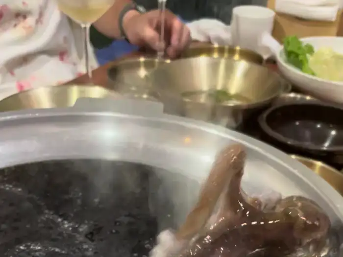 끓고 있는 냄비 안의 음식