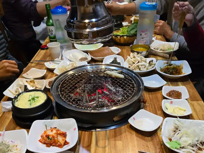 테이블 위 식사 모습