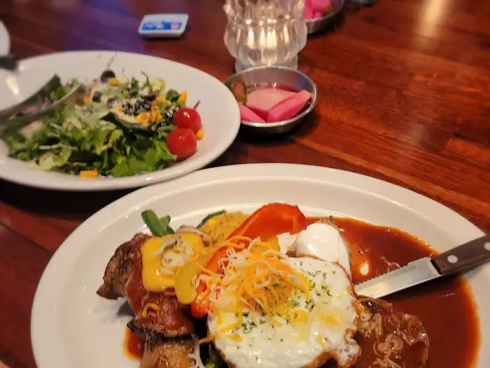 테이블 위에 놓인 샐러드와 곁들임 메뉴