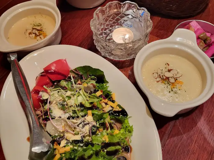 크리미한 스프와 샐러드