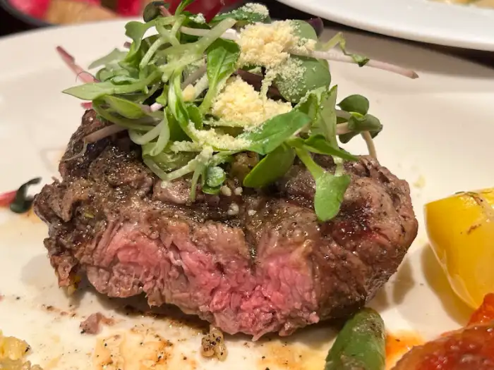 미디움 레어로 구워진 안심 스테이크 단면