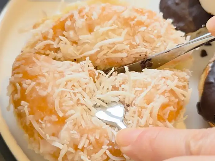 도넛을 자르는 모습