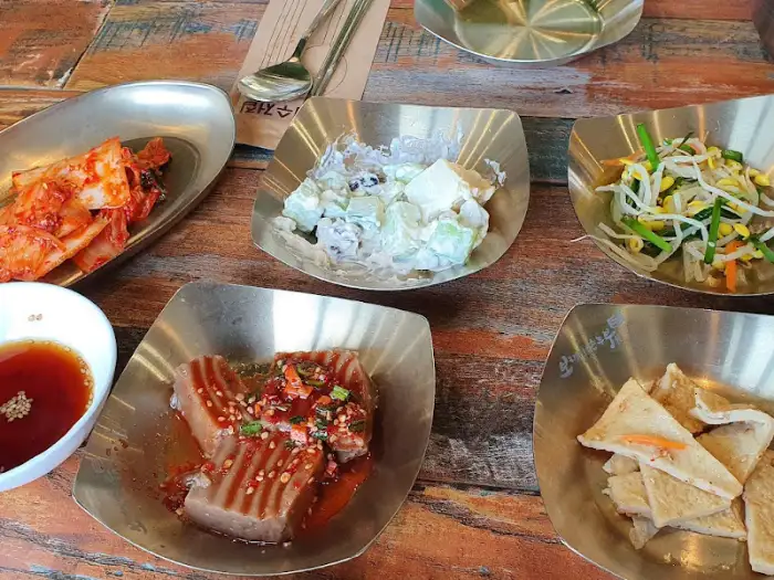 제육볶음과 곁들여 나오는 반찬들