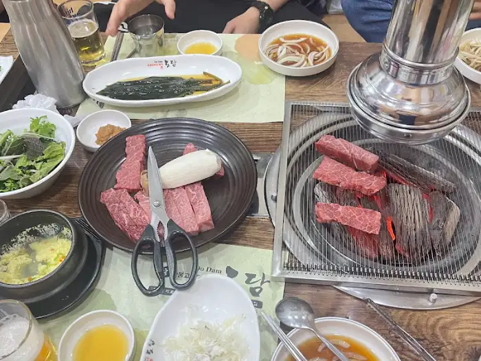 숯불 위에 올라간 돼지갈비