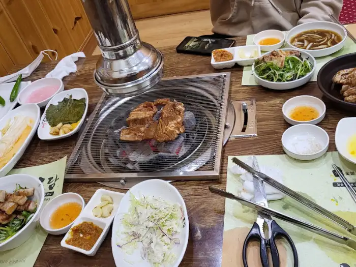 숯불 불판과 밑반찬