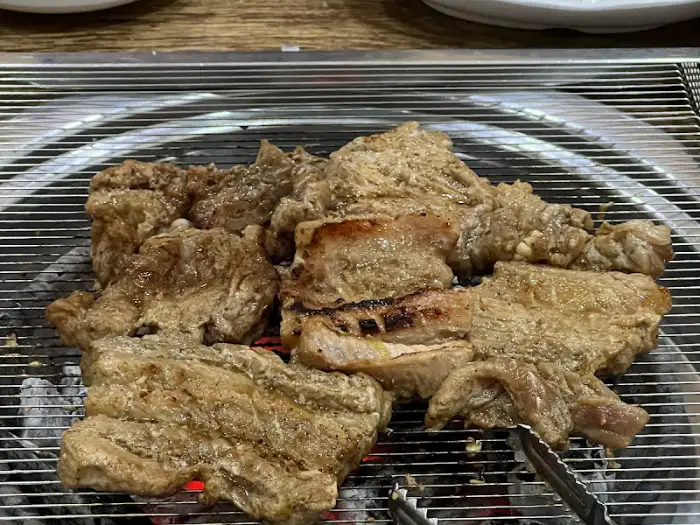 숯불에 구워진 돼지갈비