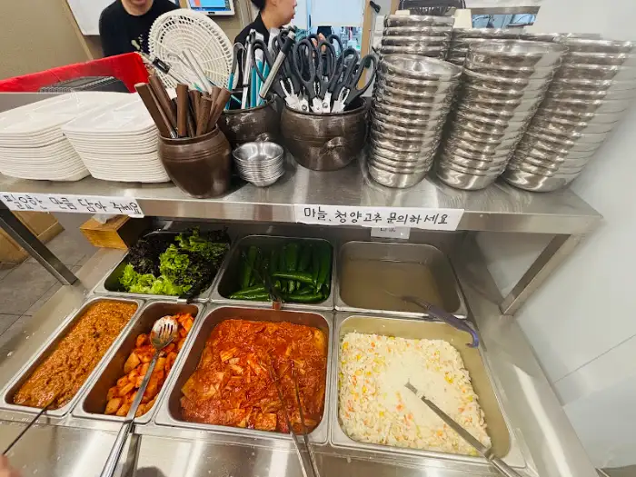 셀프바의 다양한 반찬들