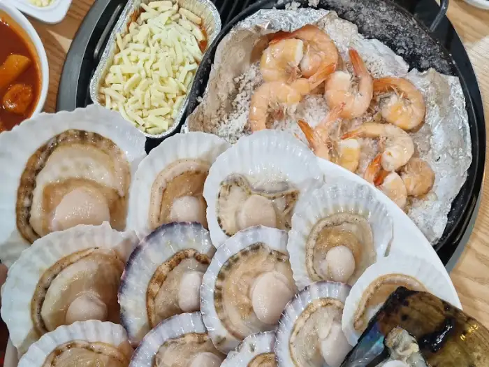 치즈와 함께 구워지는 가리비와 새우