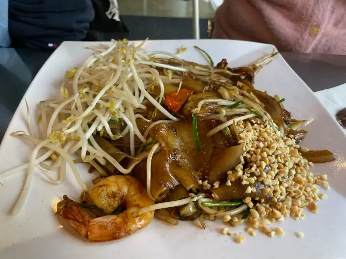 새우와 숙주가 듬뿍 담긴 팟타이