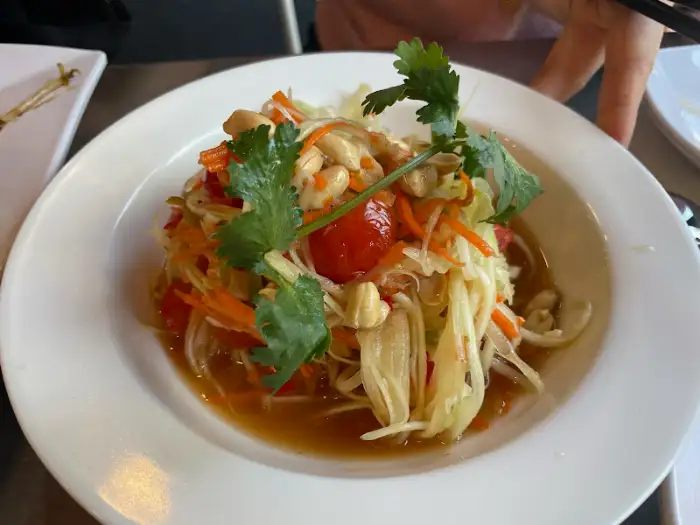 싱그러운 쏨땀 샐러드