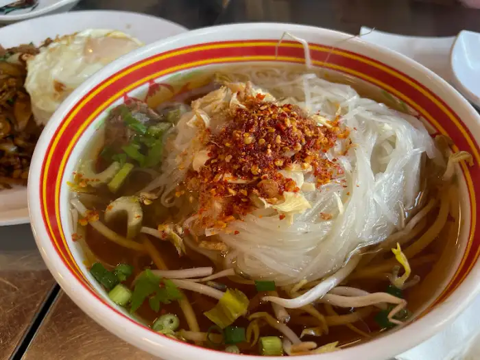 진한 국물의 태국 쌀국수