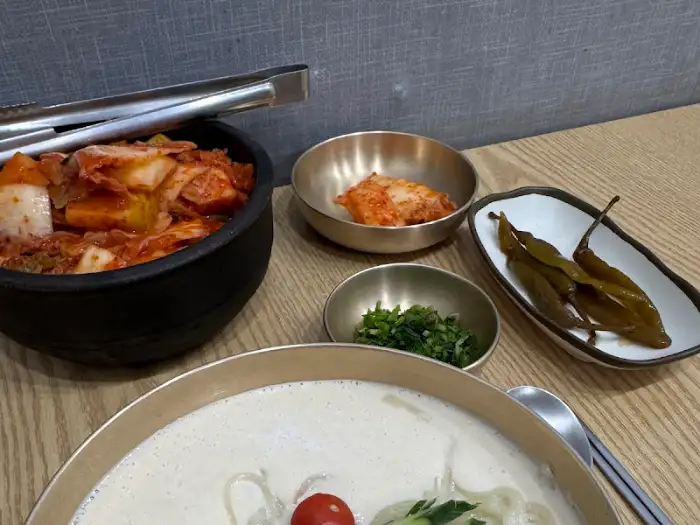 김치와 젓갈, 미나리 무침이 함께 담긴 그릇들.