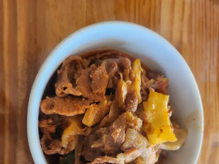 접시에 담긴 제육볶음