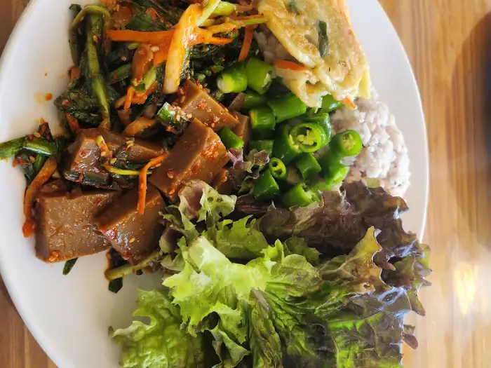 다양한 반찬이 담긴 뷔페식 접시