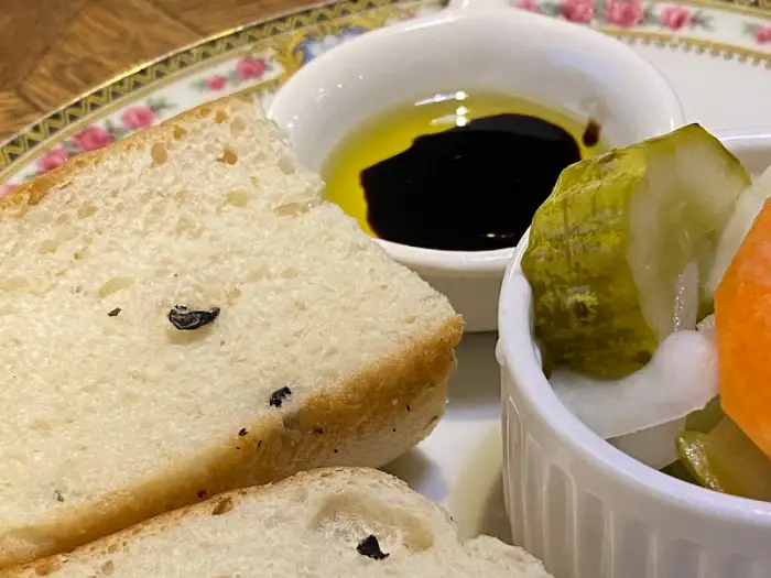 식전 빵과 함께 제공된 올리브 오일과 발사믹 소스