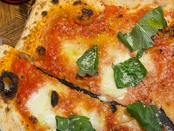 신선한 루꼴라가 듬뿍 올라간 피자