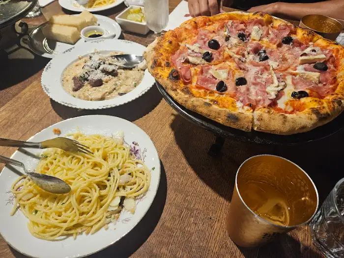 다양한 메뉴가 함께 준비된 테이블 전경