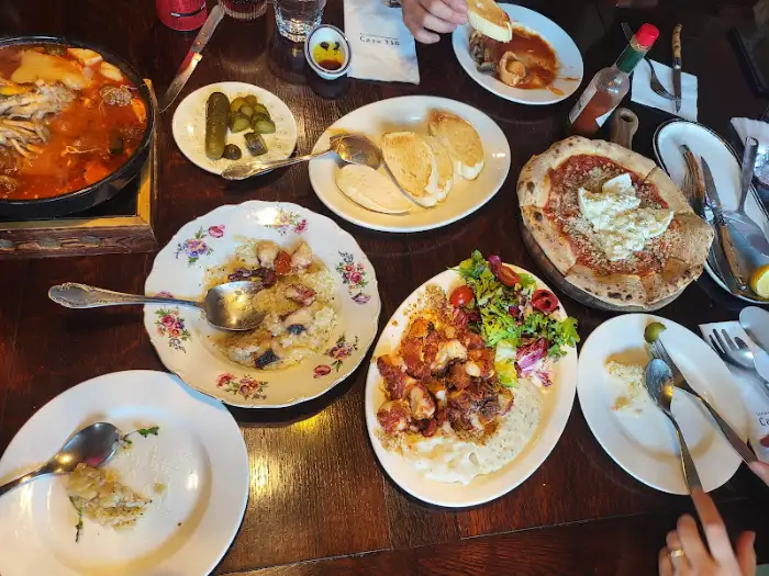 다양한 이탈리안 요리들이 차려진 테이블 모습