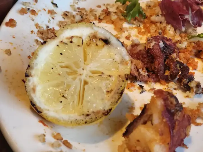 레몬 슬라이스와 함께 플레이팅된 요리 일부