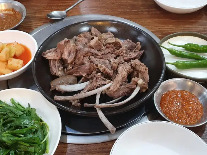 푸짐하게 담긴 흑염소 수육