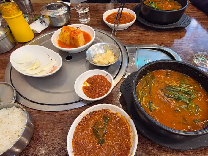 푸짐하게 차려진 식사 한상