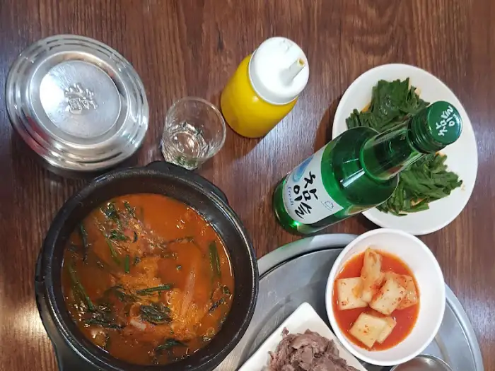 보글보글 끓고 있는 흑염소 전골