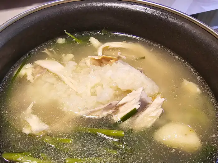 전골 국물과 밥알이 어우러진 모습