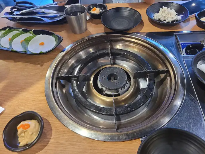 주꾸미 철판 주변으로 익어가고 있는 계란찜, 치즈, 콘샐러드의 모습.