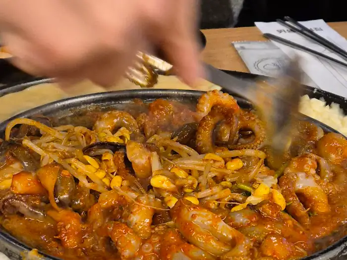 서빙되는 쭈꾸미를 볶고 있는 직원.