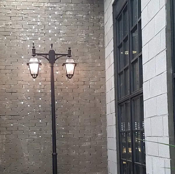 가게 내부의 감성적인 조명