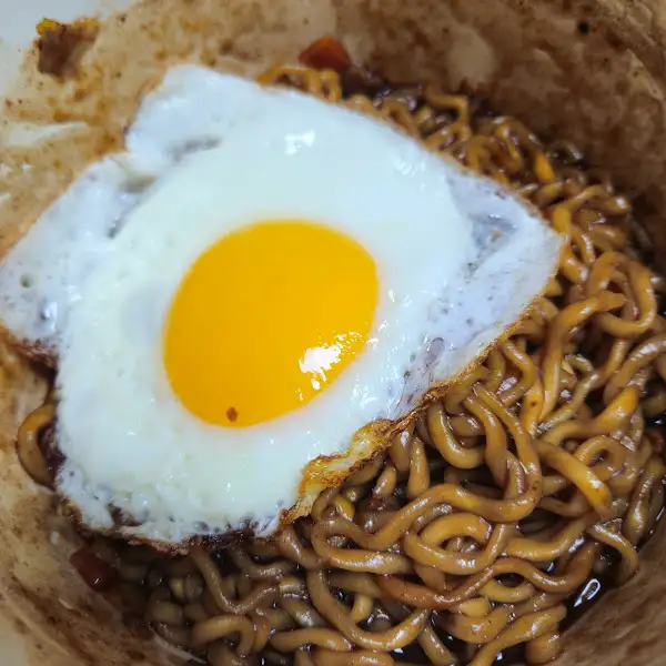 계란 프라이가 올라간 면 요리