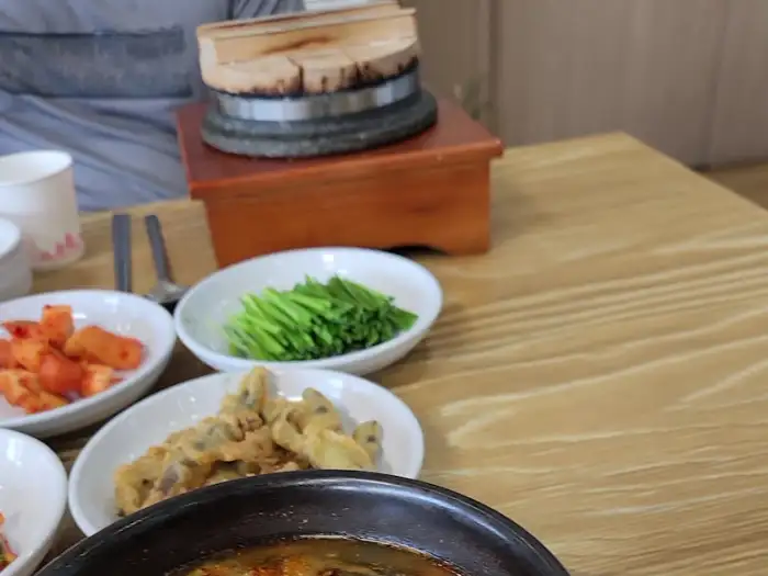 추어탕과 함께 나온 밥과 기본 찬