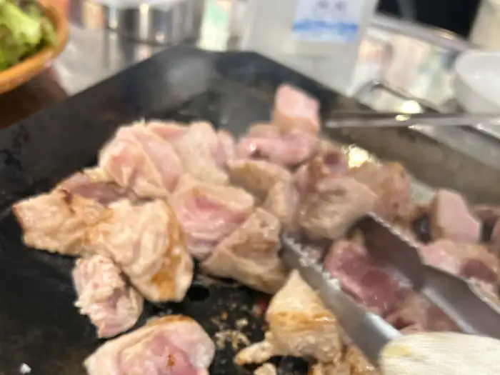 불판 위에서 익어가는 뒷고기