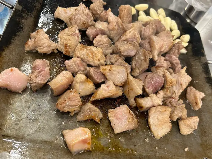 다양한 고기 조각들