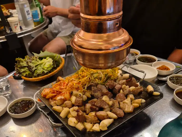 고기와 볶음밥, 소주 한 상