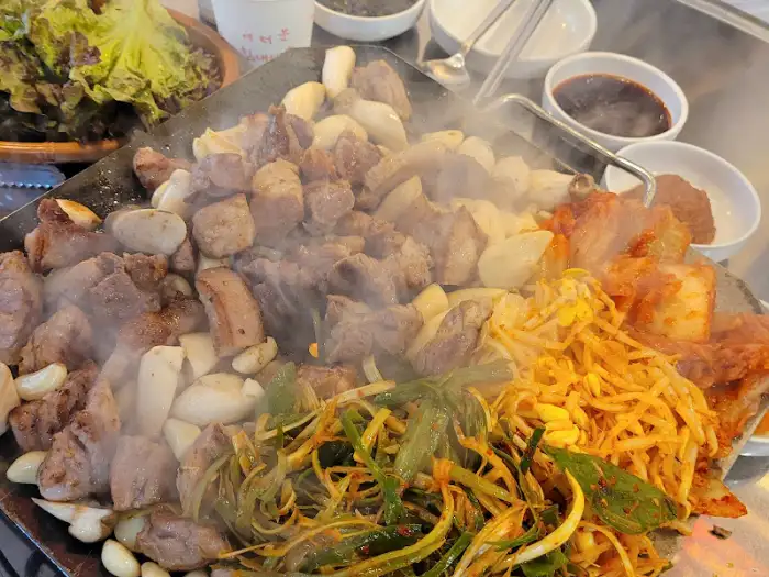 푸짐하게 차려진 고기 한 상