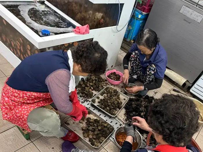 해녀들이 해산물을 손질하는 모습