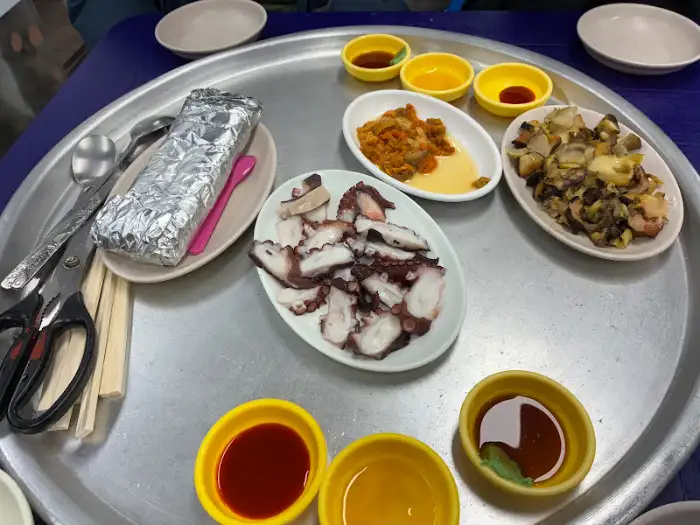 해산물 모듬과 김밥