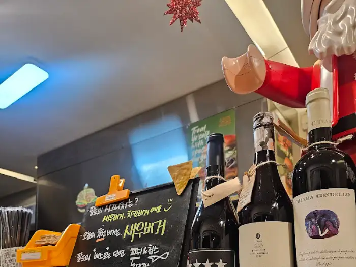 와인병과 메뉴판