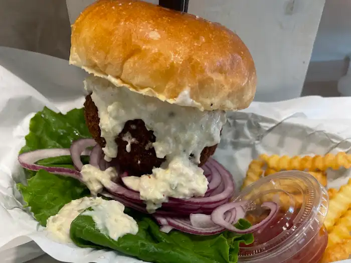 치킨 버거와 감자튀김, 소스