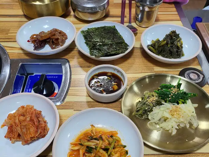 김과 나물 무침 등 밑반찬 구성