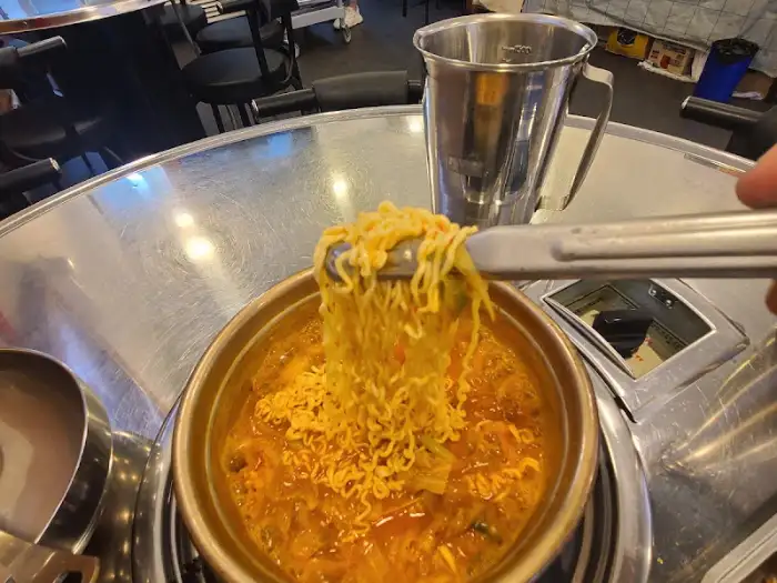 라면 사리를 넣은 김치찌개