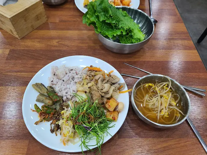 신선한 쌈 채소와 콩나물국