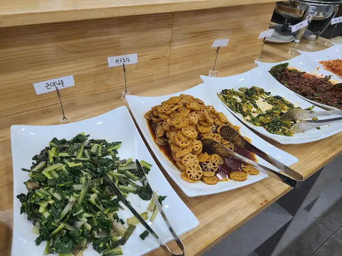 다양한 종류의 나물 반찬들이 진열된 모습