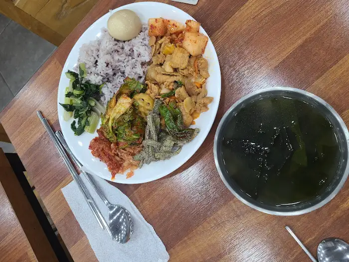 계란 노른자와 여러 반찬이 어우러진 밥