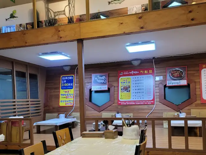 식당 내부의 인테리어와 메뉴판 모습