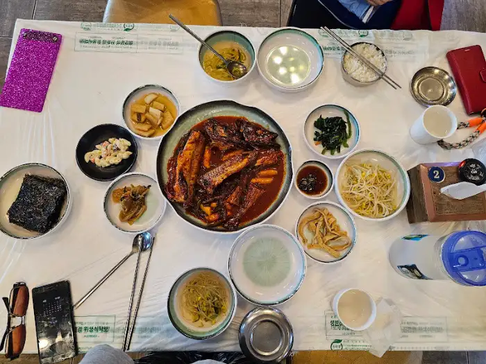 정갈하게 차려진 기본 반찬과 메인 메뉴