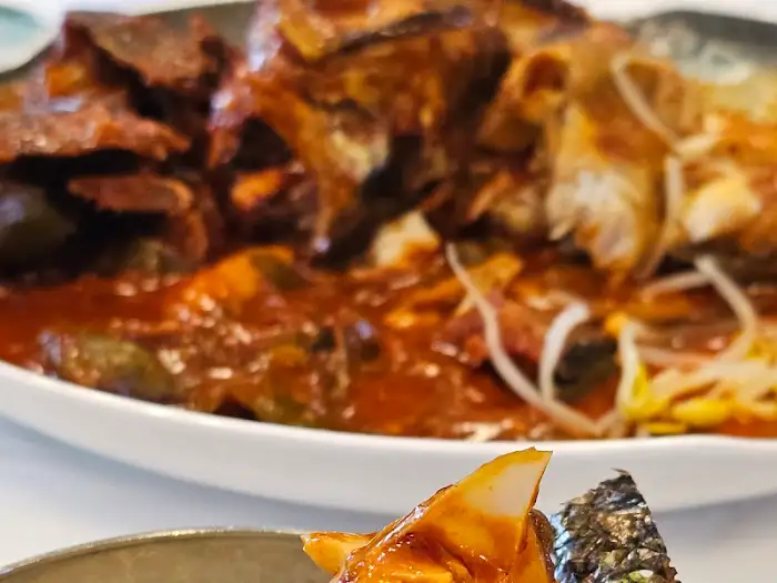 먹음직스러운 명태조림의 클로즈업 사진